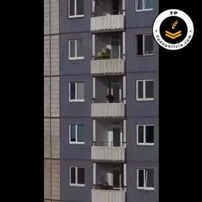 Thief tries to escape by going balcony to balcony until he misses