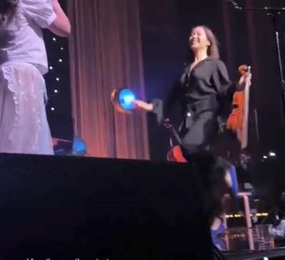 Laufey’s see through dress and junia’s bouncy tits 😩