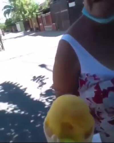 Vieja pesada dejalos comer si helao tranqui😠👊