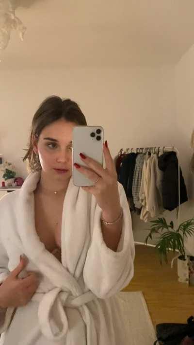 I want to fuck one lucky Redditor. Who wants to be the one? 😇