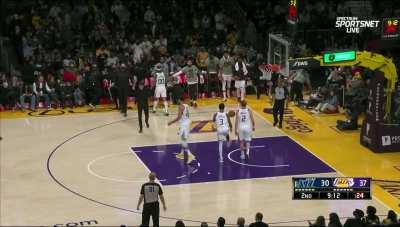 [Highlight] LeBron brings up the ball and drills a transition 3