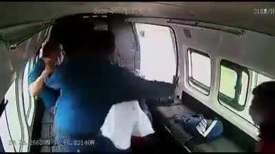 Pessoas batendo em bandido ao som de Linkin park.