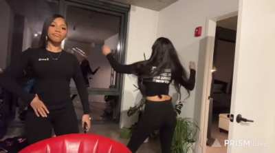 why her shi actually movin tho wtf 😭😭