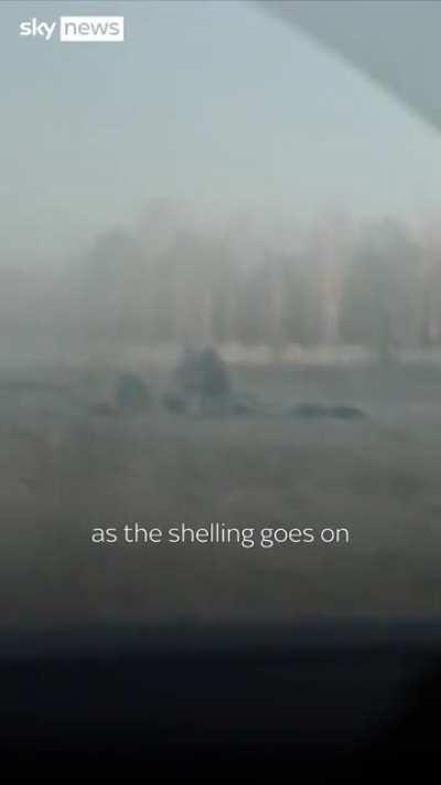 Sky News team being shelled along with Civilians as they escape Chernihiv. Civilians are fleeing on foot. A paramedic is injured in the process.