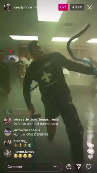 [Highlight] Jameis Winston celebrating with one leg after Saints' win