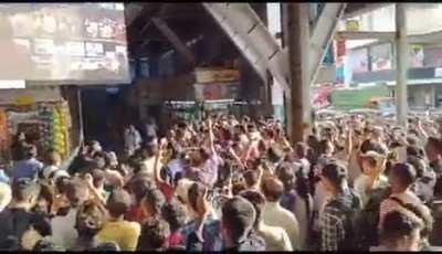 Mumbaikars breaking into celebration upon success of Chandrayan. Ganapati bappa morya!