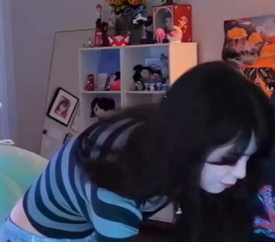 Emiru cleavage