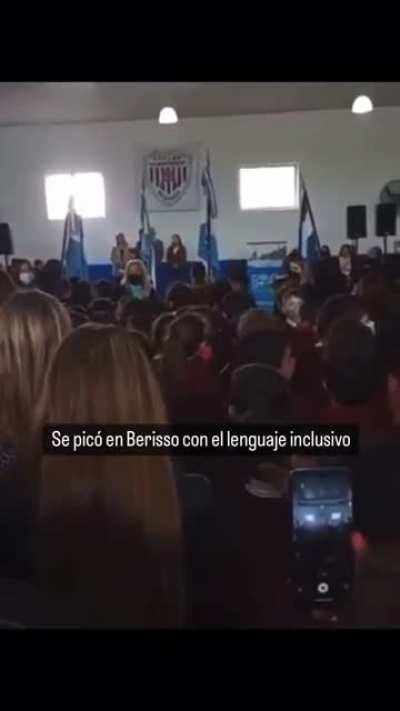¿Y si la bandera se percibe no binarie y quiere que la identifiquen como “le bandere”? /s