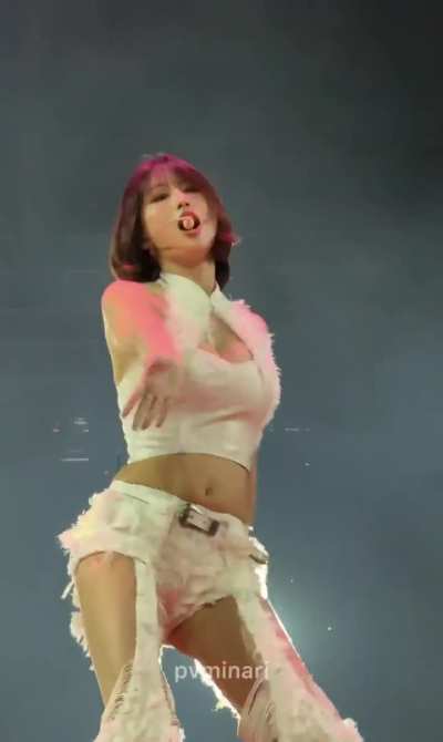 251004 Momo Looks Amazing During Make Me Go