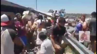 Cidadãos de bem devolvendo a carga pro caminhão