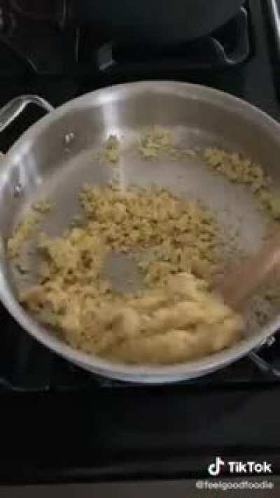 baru pertama kalinya aku ngilu liat orang masak tempe