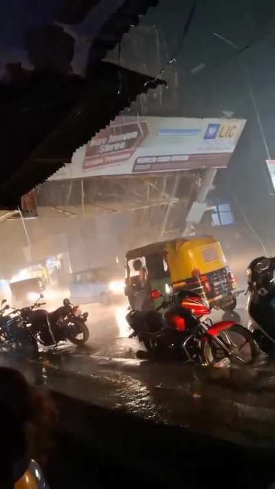 Rickshaw driver narrowly excapes being crushed