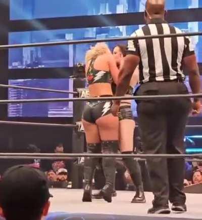 Toni Storm kissing Saraya