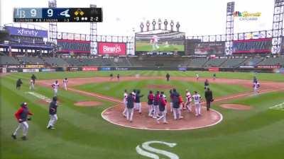 [Highlight] Andrew Vaughn walks off the Rays with a 3 run home run to end the White Sox losing streak!