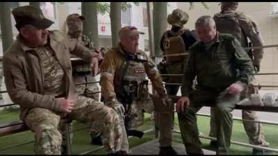 Ru pov: Prigozhin at the headquarters of the Southern Military District.
In the video, he is talking with Deputy Defense Minister Yevkurov and Deputy Chief of the General Staff Alekseev.