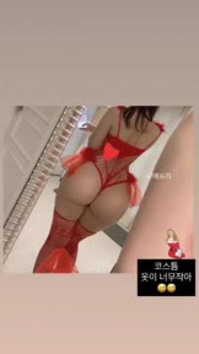 xxapple_e is dressed for Christmas