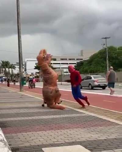 Homem-Aranha espanca dinossauro na orla