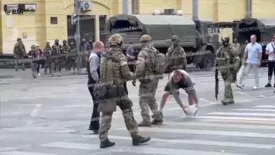 RU pov: Rostov resident aggressively confronts Wagner PMCs when another resident interferes and a scuffle ensues. (ENG SUB)