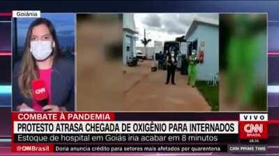 Manifestantes anti-isolamento social fecham estrada e quase impedem chegada de oxigênio a hospital para atender pacientes com Covid em Goiás. Os cilindros finalmente chegaram quando a capacidade de abastecimento era de apenas 8 minutos