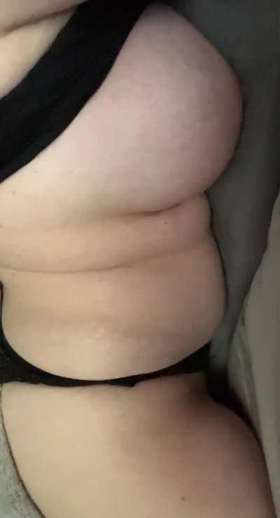 chubby mom humping her favorite pillow again