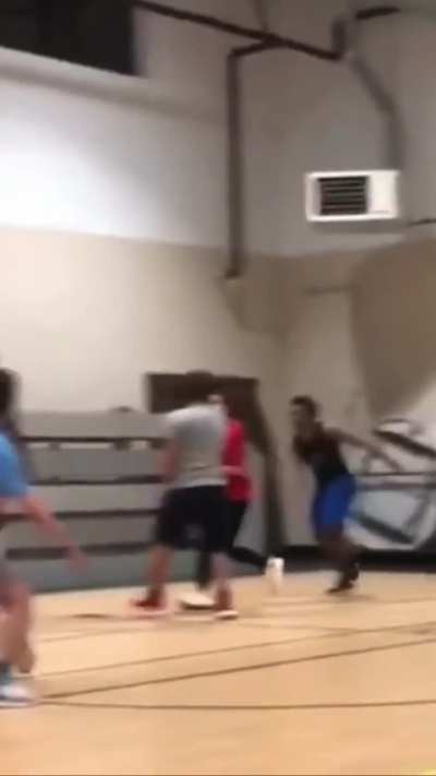 Was this play impressive? And would she fry him in a 1v1? 🏀