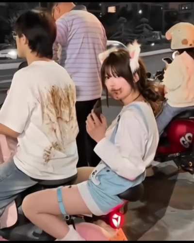 —Minha namorada tem uma amiga pra te apresentar. Disse que ela parece uma garota de anime. — Sério ? Qual delas ? —A loirinha de Sakurasou.