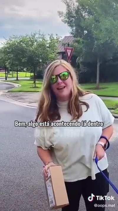 Aqui vemos uma Karen tentando pegar os pertences de um cara.