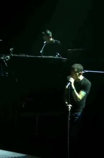Chester singing “Rolling In The Deep”
