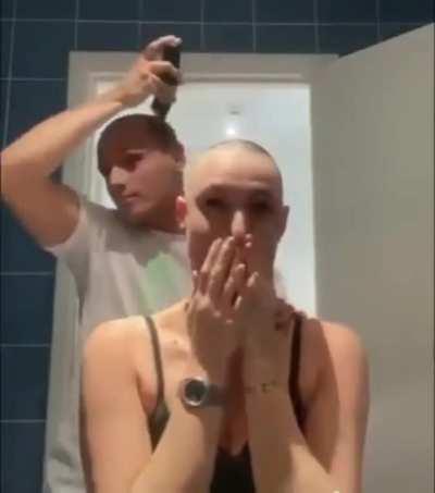 Boyfriend makes an unexpected move while helping girlfriend with alopecia