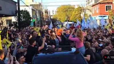 Milei agarrando un peluche de Pochita