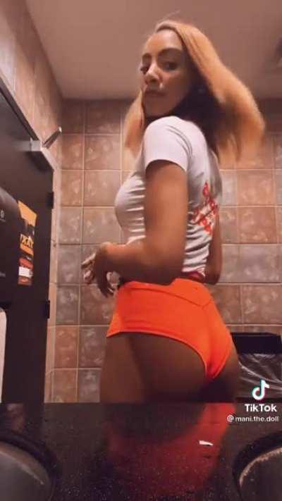 Mani Beautie (@mani.the.doll)