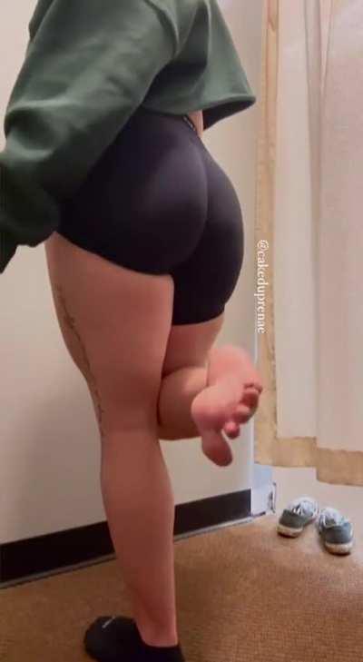 Who wants to rub on my feet for me? 🤭 I’m waiting. Come chat! 