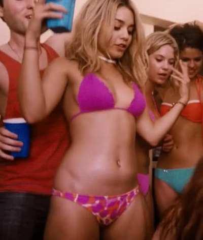 Vanessa Hudgens jiggle