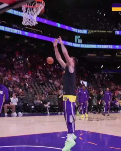 [Lakers] Air Luka in warm ups last night