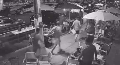 El efecto de arrastre es un sesgo cognitivo que explica porqué las personas tienden a hacer lo que hacen los demás. Un grupo de personas haciendo ejercicio fomentan que los demás crean que huyen de algo y los imitan. P.D. Así se crean las modas.