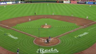 [Highlight] Shogo Akiyama covers ground and makes a fantastic leaping catch at the wall to rob Heyward of extra bases