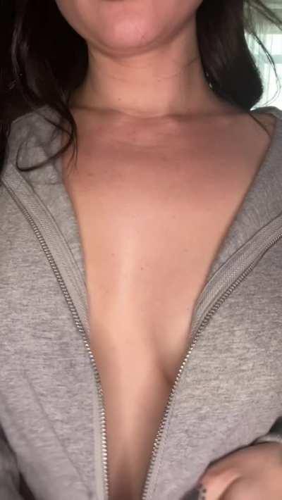 Petite frame + Big boobs = hard dick :3