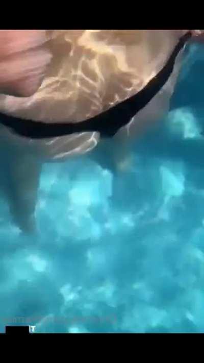 daniella chavez caliente en la piscina 🔞🔥