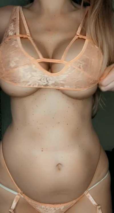 I hope you like tall girl curves [oc] [6 feet tall]