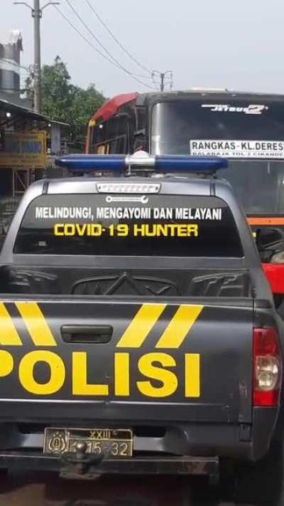 Yak busnya minggir minggir…