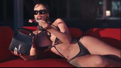 Cardi b eating yellowtail outta Nobu👅