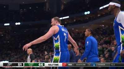 [Highlight] Giannis dishes a no-look pass to Joe Ingles in the corner for the 2Q buzzer beater!