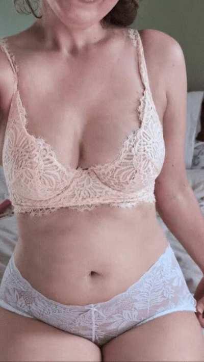 It's a lacy lingerie sort of day. Come tell me I'm pretty and let's have fun together ☺️ Link in comments!