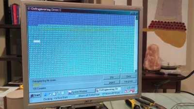 23+ Year Old HDD Defrag. So mechanical!