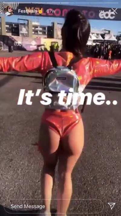 i love when she walks away