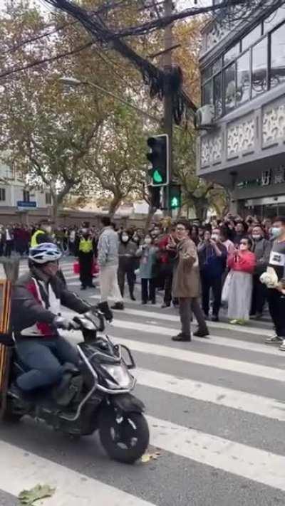 Shanghai cops jump protester in mid-speech to drag him away