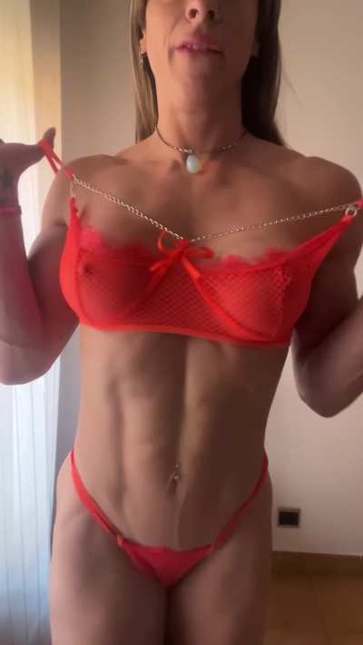 Hey! I'm Davina! If you are new here, you can't miss seeing my OF💙, where I show my most naughty and muscular mom side 😈 I'll leave you the link below 👇