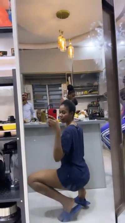 She just can’t stop 😍🍑