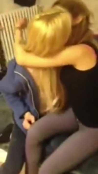 3 girls making out