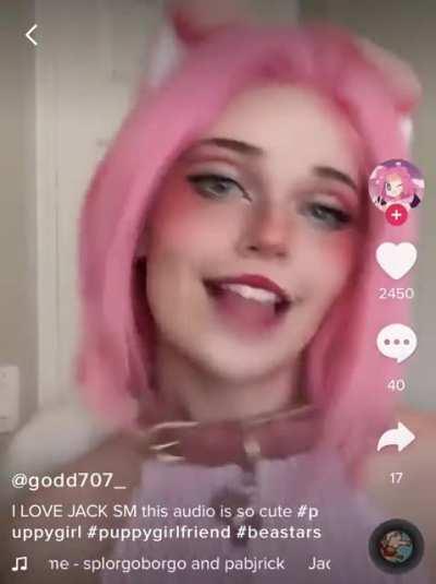 I hate this lipstick trend. It just looks like she’s trying to cover up some herpes in the middle of her lip. 👄🐶